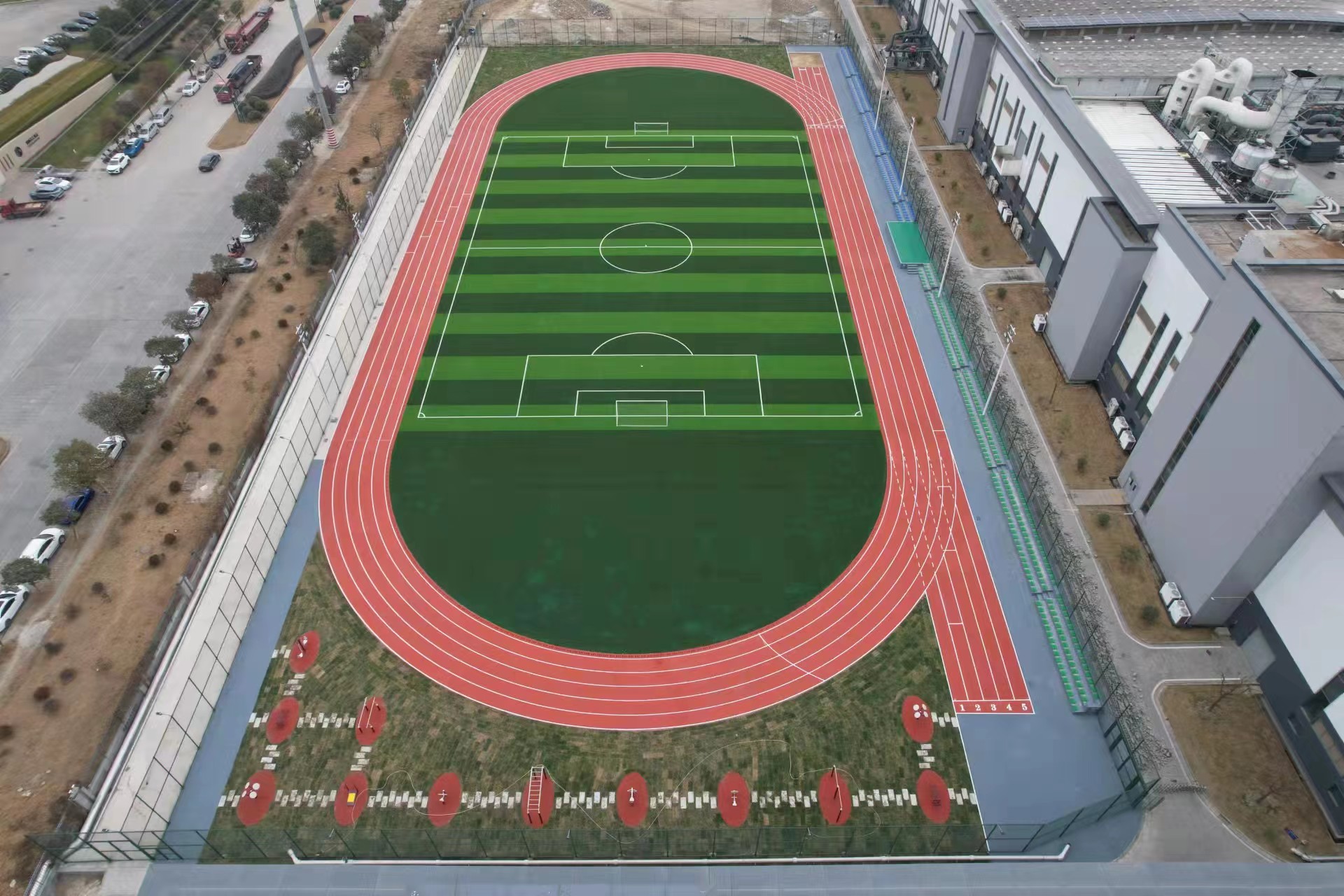 塑膠跑道廠家怎樣選擇，塑膠跑道廠家前期施工，溢邦體育給您解答