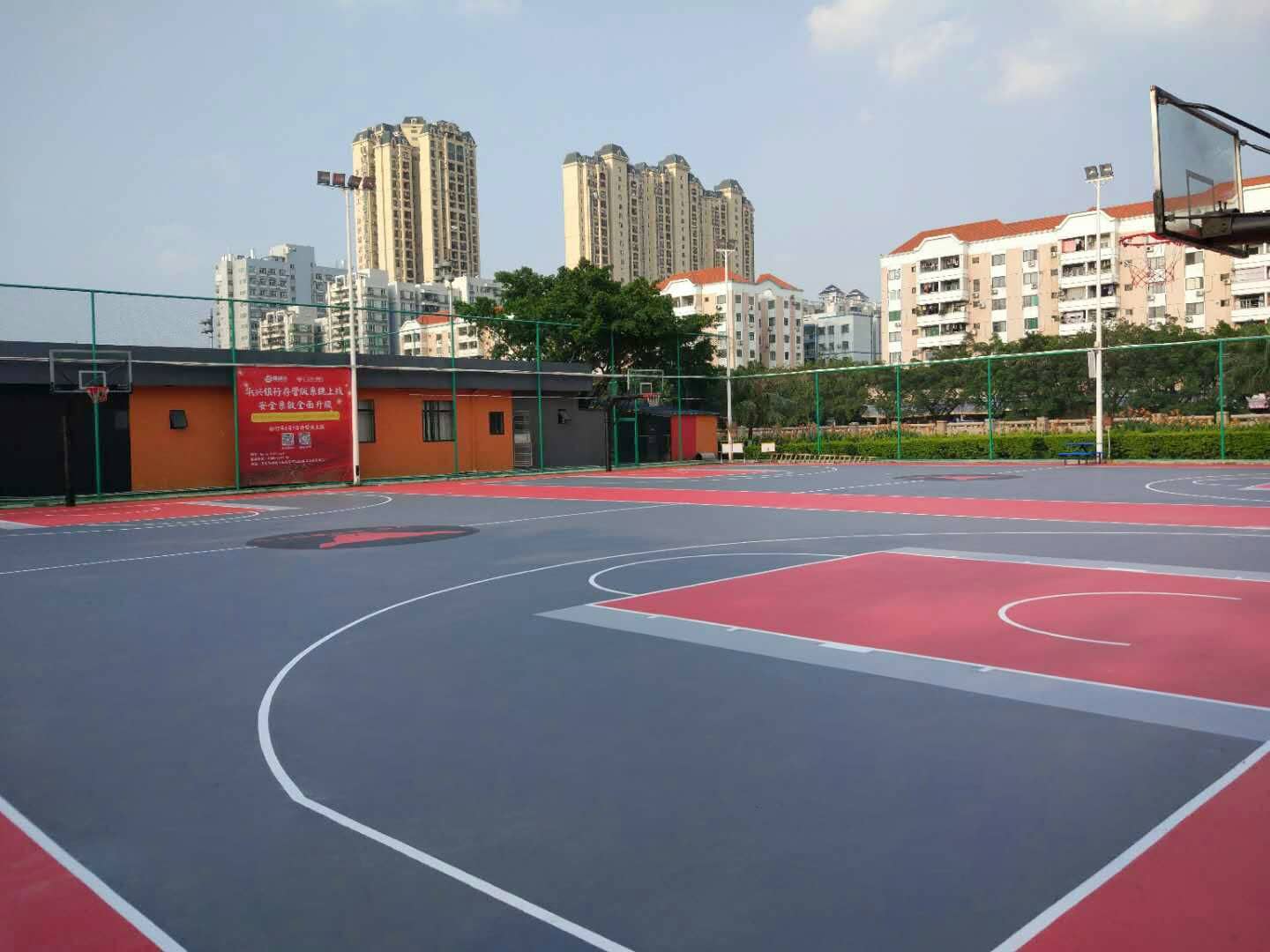 塑膠籃球場造價(jià)要多少